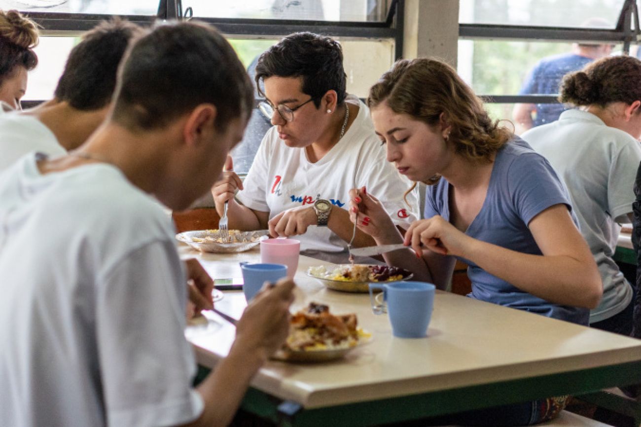 Programa que oferta três refeições nas escolas estaduais vai para o terceiro ano Imagem referente a Programa que oferta três refeições nas escolas estaduais vai para o terceiro ano