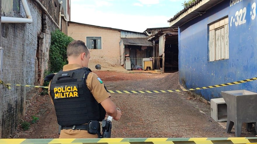 De joelhos, com cabeça dentro de bacia, homem é encontrado morto no Bairro Periolo