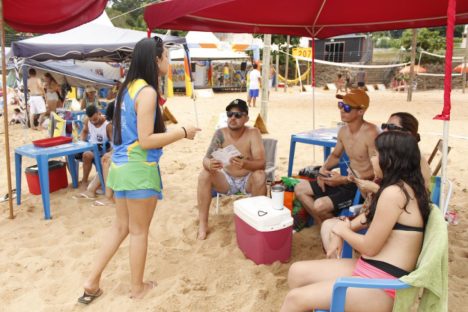 5,8 mil pessoas receberam informações turísticas sobre o Paraná na virada do ano