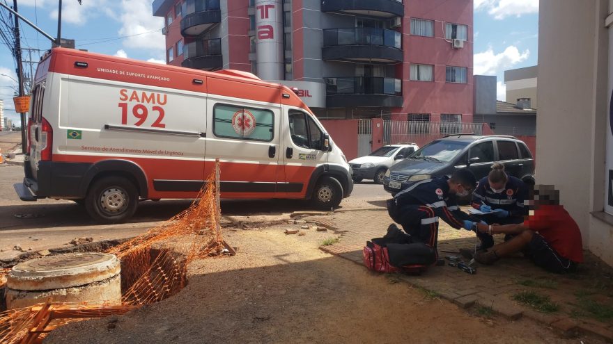 Com dificuldade de locomoção, idoso sofre queda na calçada na Rua Barão do Cerro Azul