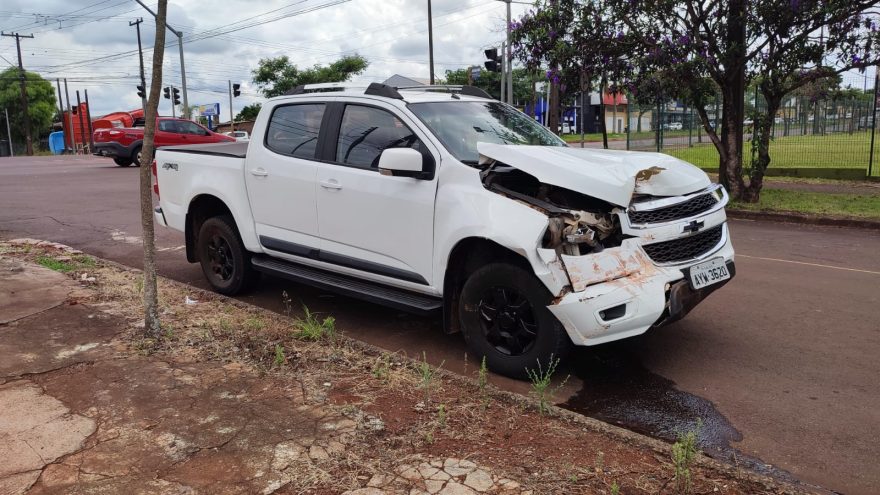 Veículos se envolvem em colisão na Avenida Barão do Rio Branco