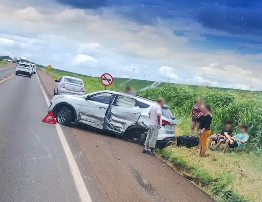 Colisão seguida de capotamento é registrada na rodovia BR-277