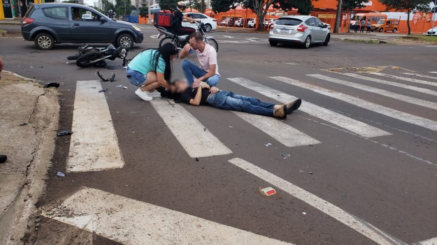 Forte colisão entre carro e moto é registrada na Avenida Assunção