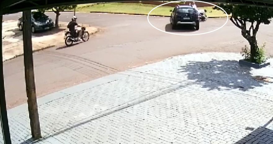 Câmera flagra batida entre Duster e motocicleta