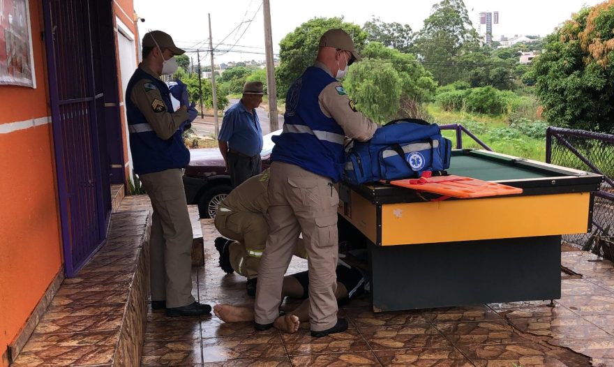 Homem é encontrado com vários ferimentos embaixo de mesa de sinuca na Rua Maxakalis