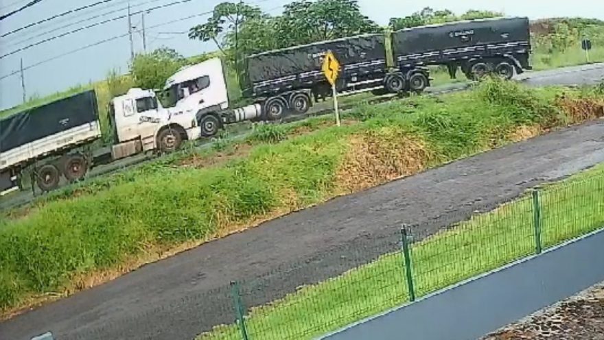 Câmera flagra grave colisão entre carretas na BR-163