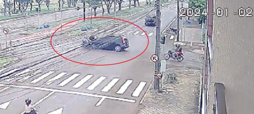 Câmera registra acidente entre carro e moto no São Cristóvão