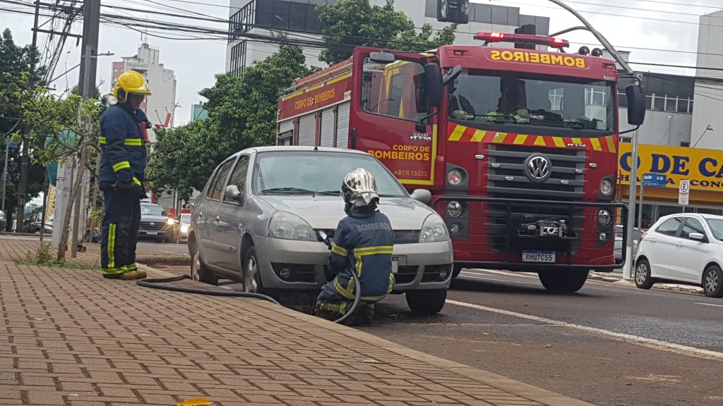 Princípio de incêndio é registrado em veículo Clio no Centro