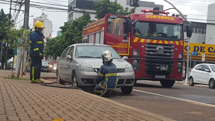 Princípio de incêndio é registrado em veículo Clio no Centro