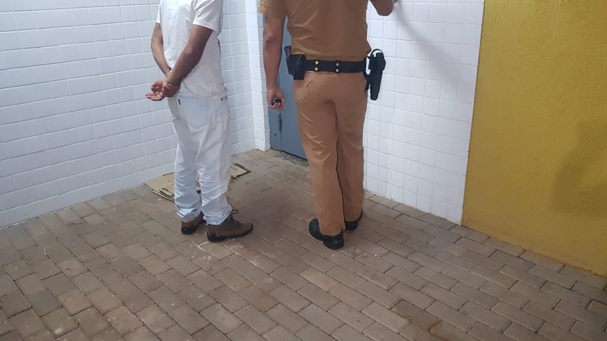 Homem é preso após ameaçar mulher com quem é casado há 20 anos