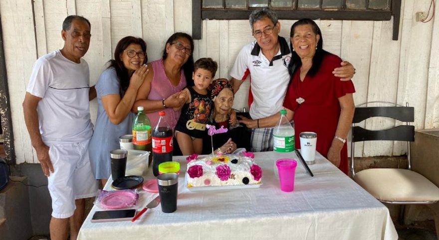 Dona Ercília, a tataravó que desafia o tempo: 105 anos sem remédios e com vinho suave todo dia