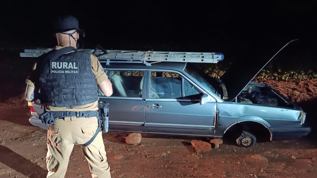 Santana com alerta de furto é localizado depenado em estrada rural
