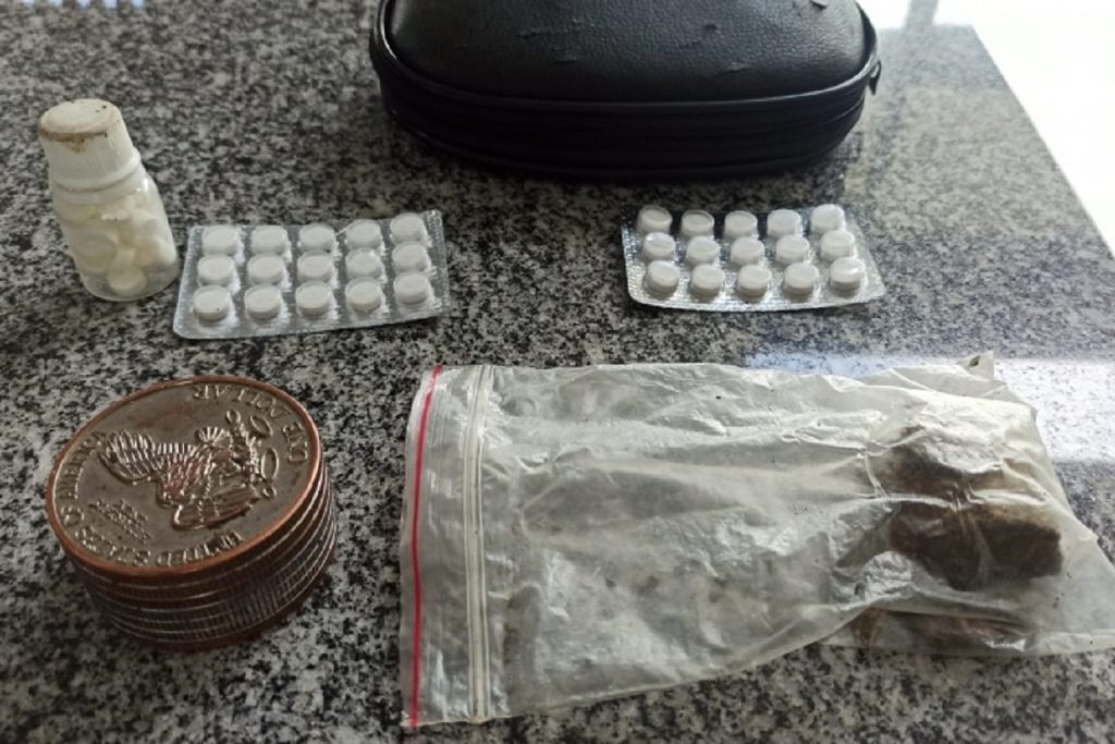 Caminhoneiro e passageiro são detidos com maconha e comprimidos de rebite