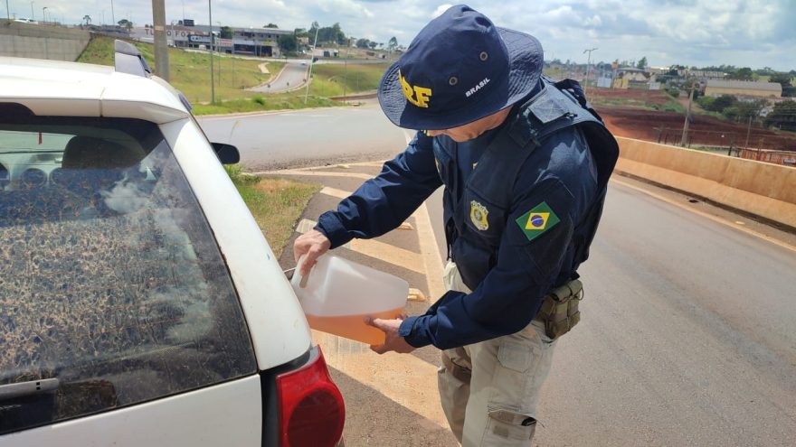 Sem gasolina, carro para no Trevo Cataratas e deixa via interditada; PRF ajuda no abastecimento, mas multa condutora