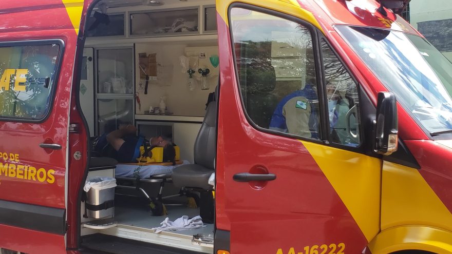 Ciclista é socorrido após acidente no Jardim União, em Cascavel