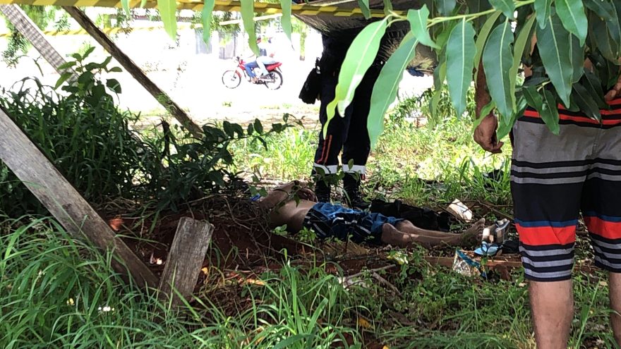 Homem é encontrado sem vida em terreno baldio