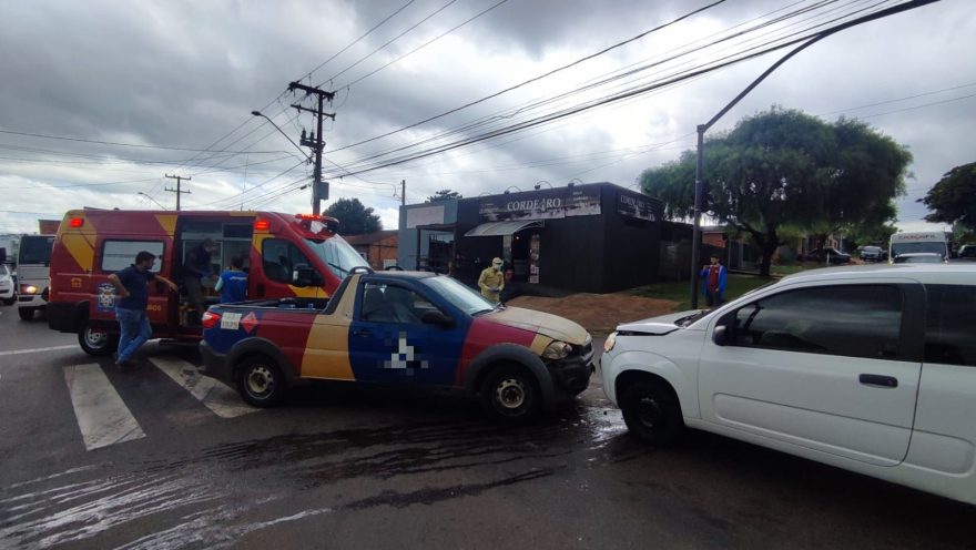 Gestante fica ferida em acidente entre carro do gás e Fiat Uno na Av. das Pombas