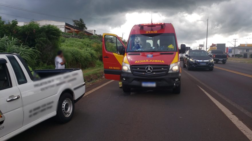 Mulher fica ferida ao cair de bicicleta elétrica na marginal da BR-277