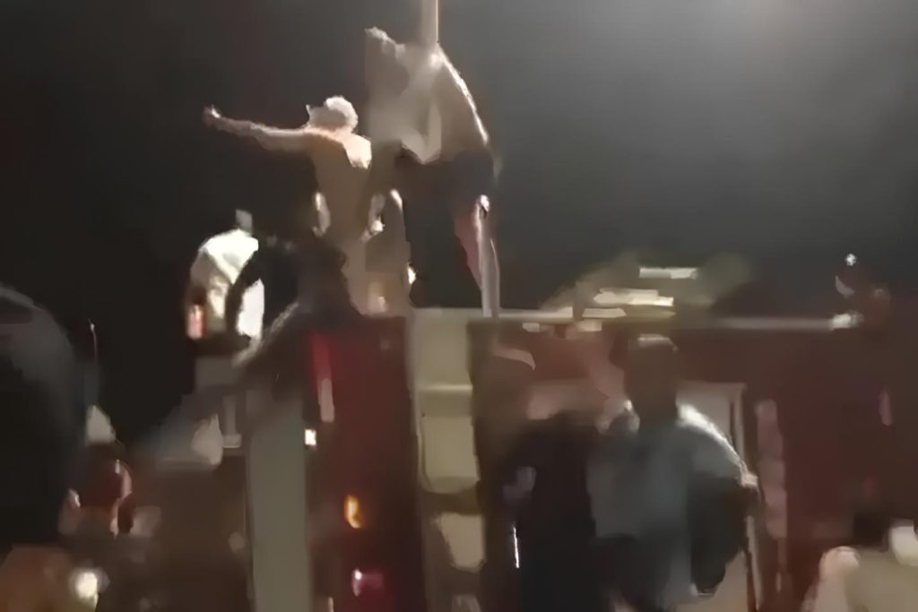 Pessoas invadem caminhão dos Bombeiros para dançar funk em São Paulo