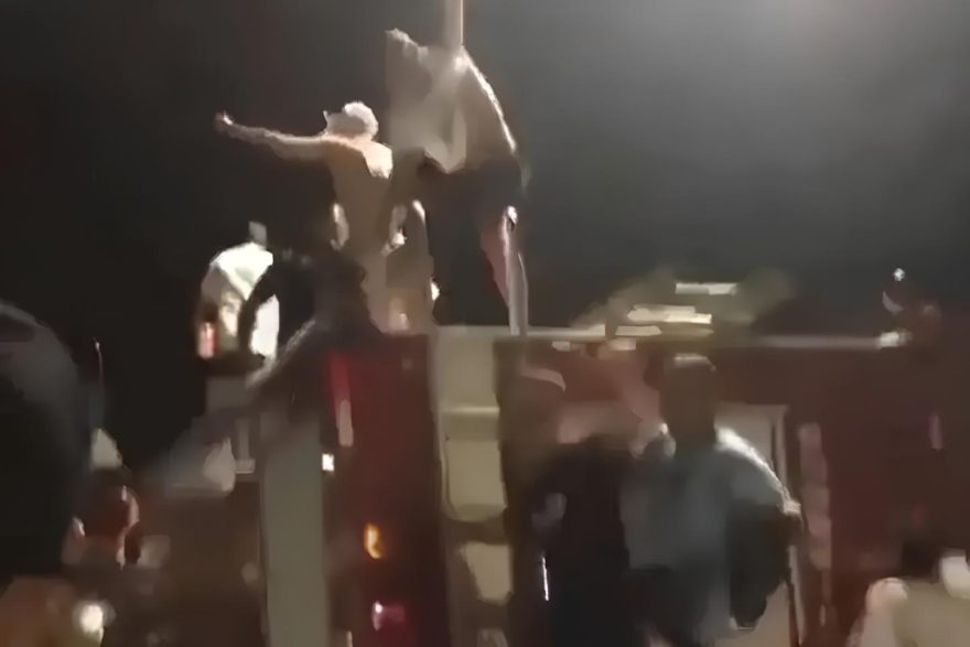Pessoas invadem caminhão dos Bombeiros para dançar funk em São Paulo