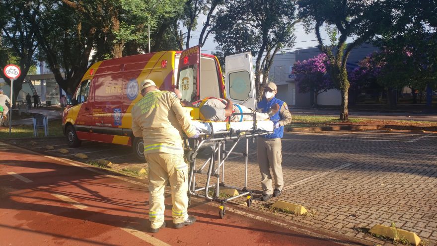 Homem fica ferido em queda de bicicleta na Avenida Brasil