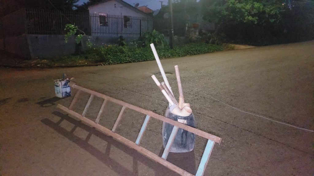 Caminhão derruba fios no Floresta e provoca risco de choque elétrico