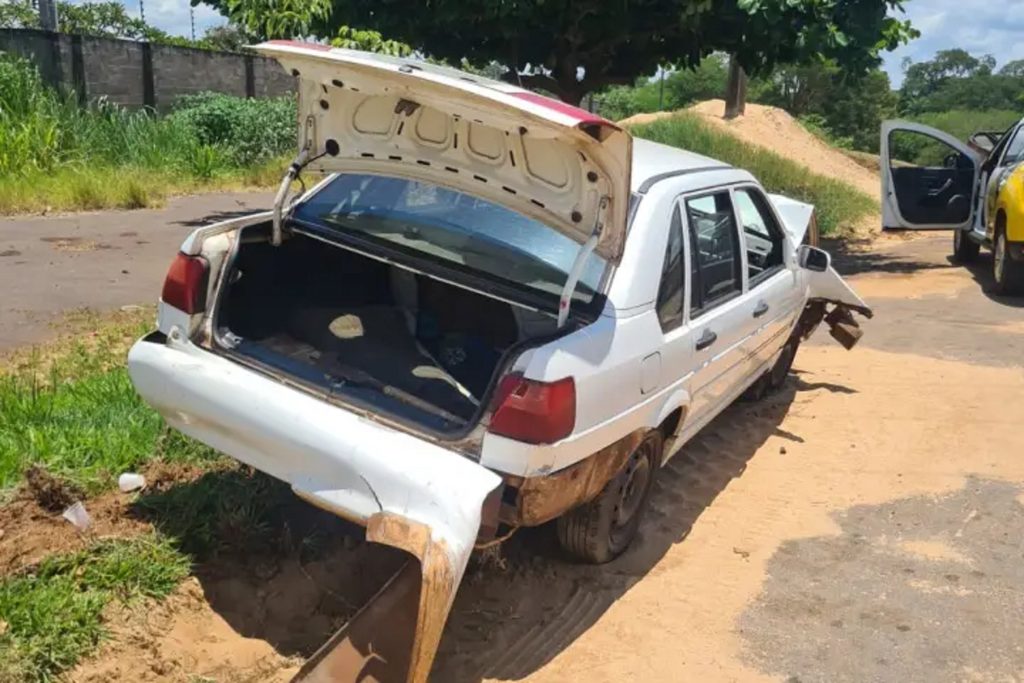 Após pedir comida para vítima homem furta carro