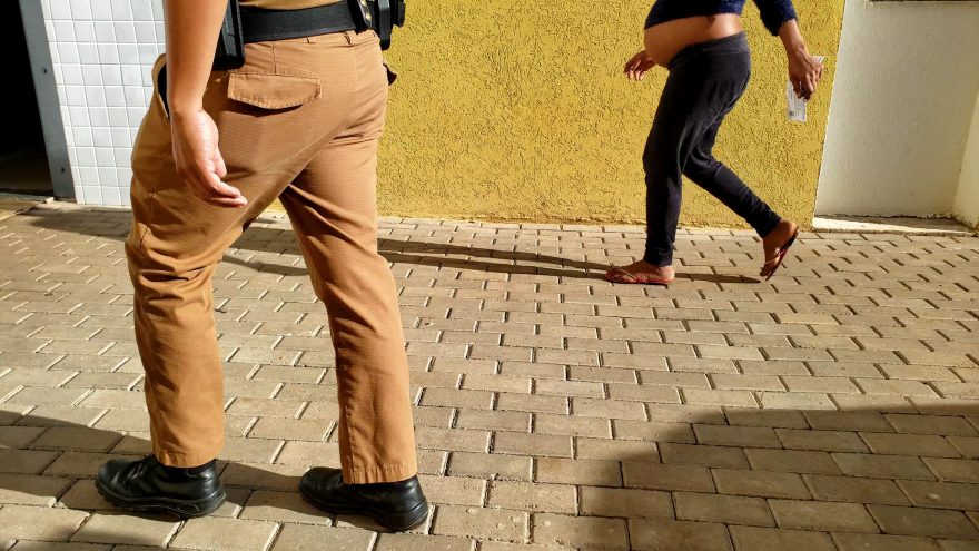 Após furto, dono aciona rastreador e PM encontra moto em posse de mulheres no Bairro Interlagos