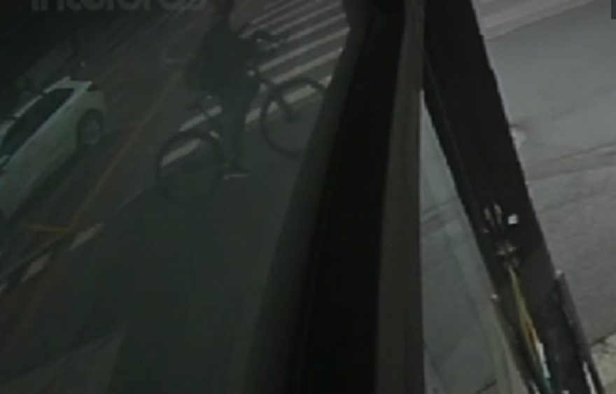 Garupa de motocicleta ‘voa’ por cima de carro após batida no Centro de Curitiba; veja vídeo