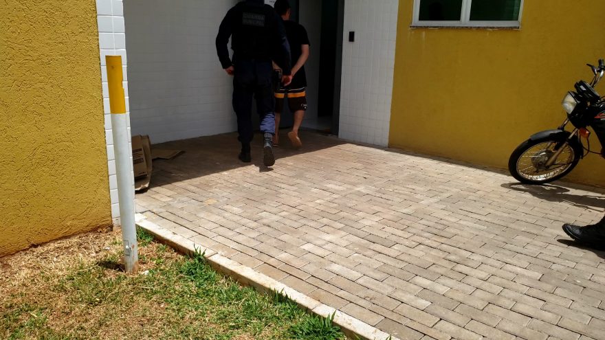 Dirigindo carro com R$ 4 mil em débitos, jovem é abordado em fiscalização e é encaminhado à Delegacia