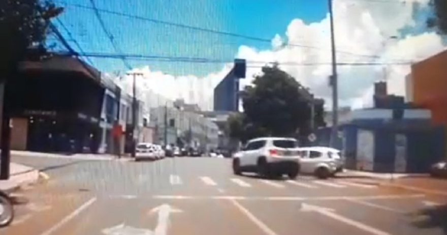 Câmera flagra Renegade furando semáforo em acidente com Ford Ka