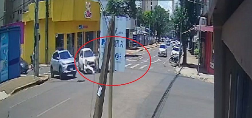 Por outro ângulo: Jeep fura semáforo e colide com Ford Ka na Rua Paraná