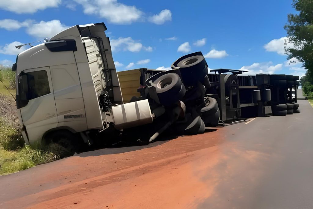 Trecho da PR-180 é bloqueado após carreta tombar