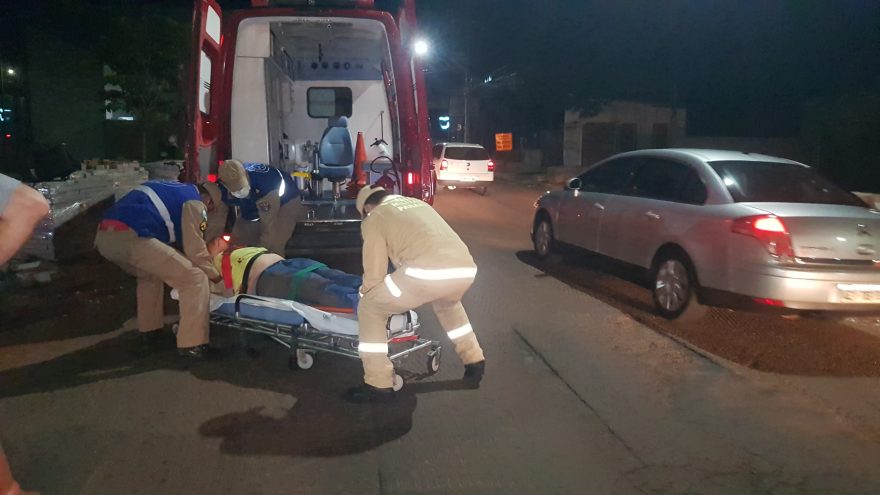 Motociclista fica ferido durante batida com carro no Centro