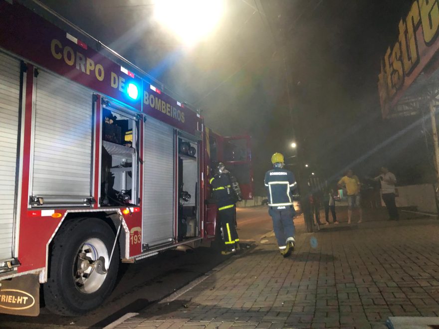 Bombeiros combatem incêndio em supermercado no Santa Cruz