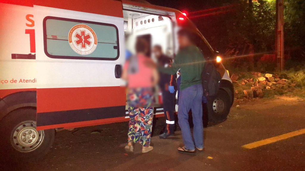 Mulher em surto com uma faca é contida por populares no Santa Felicidade