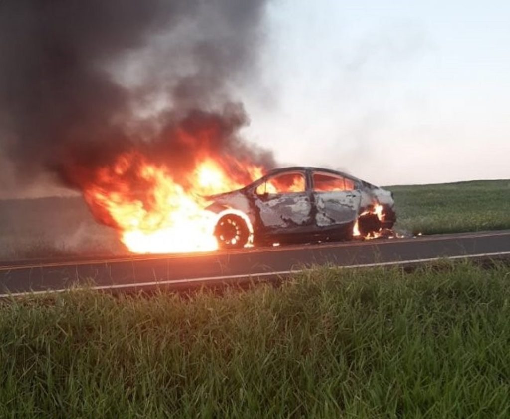 Carro usado em furto de agência bancaria é encontrado incendiado em Diamante do Oeste