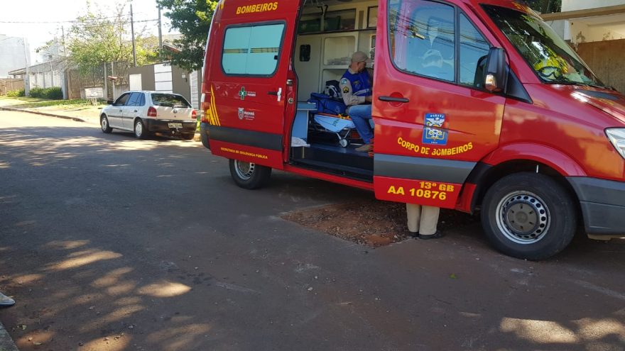 Carro freia para não cair em buraco e é atingido na traseira por motociclista
