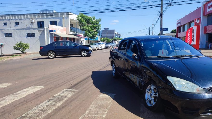 Acidente entre Corolla e Focus é registrado no Floresta