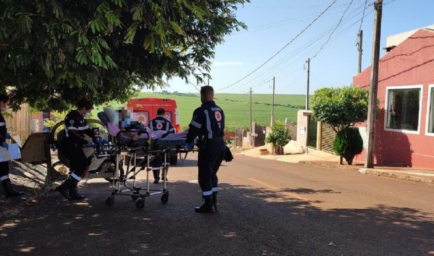 Samu administra oxigênio para socorrer idosa no Cascavel Velho