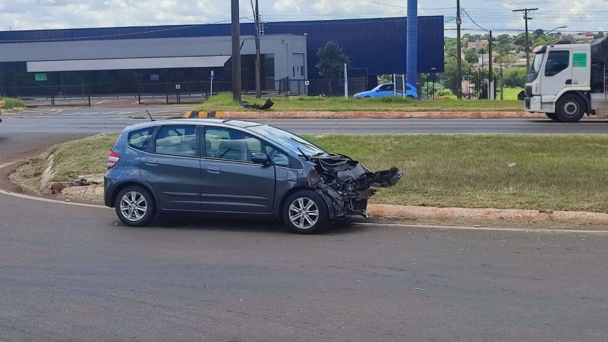 Honda Fit fica destruído em acidente no Trevo da Portal