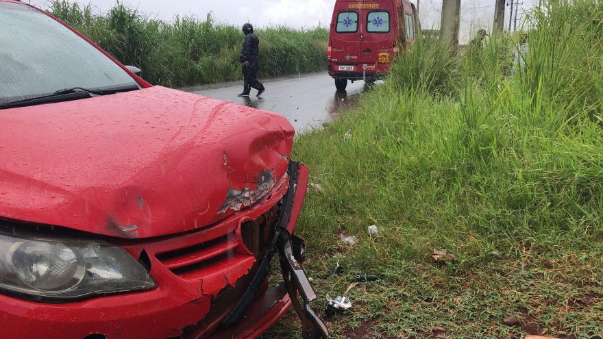 Colisão frontal deixa motociclista ferido na Rua Pedro Baú, no Turisparque