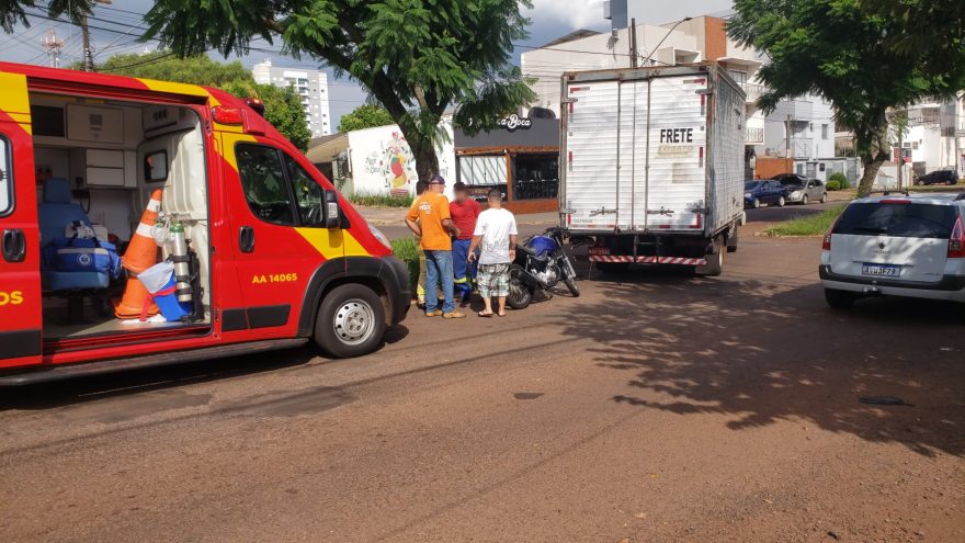 Motociclista fica ferido ao se envolver em acidente com caminhão na rua Olindo Periolo