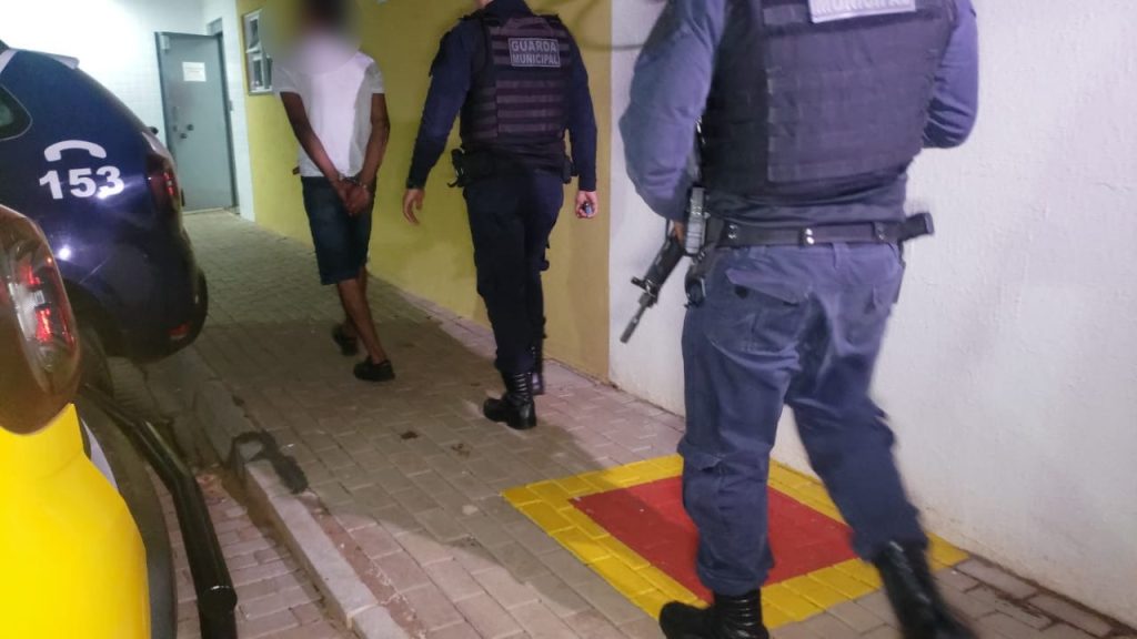 Homem é detido por agredir um motorista de ônibus