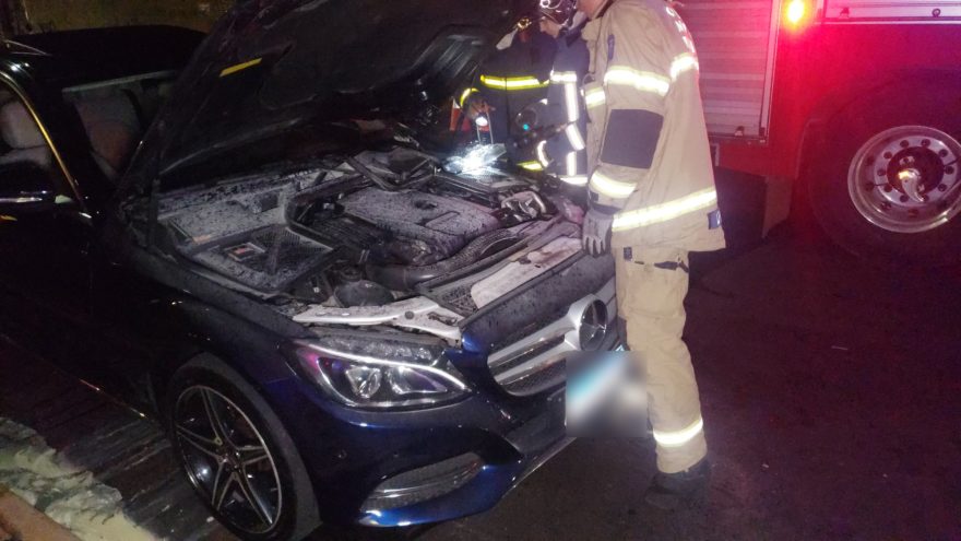 Motor de Mercedes pega fogo e mobiliza Bombeiros no Centro