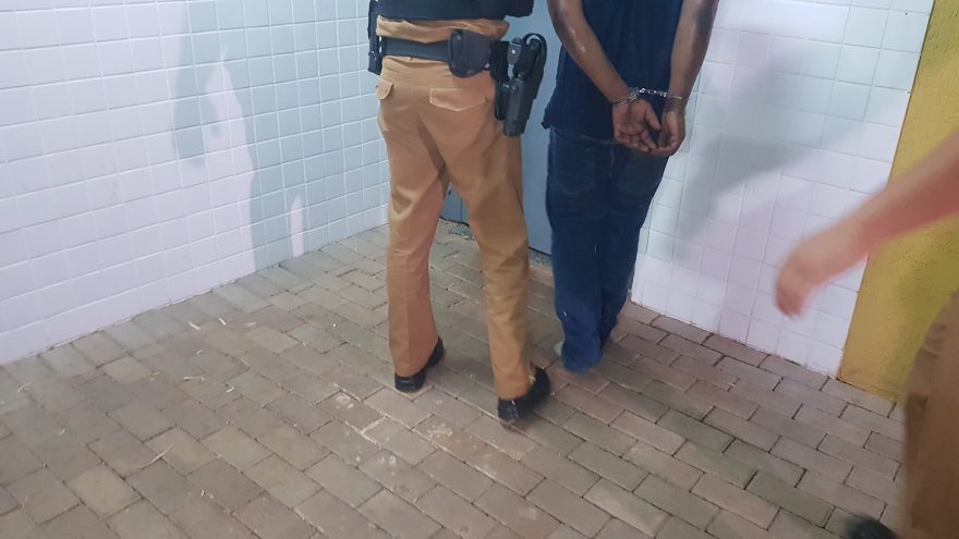 Homem aranha pula de casa em casa no Veneza e acaba preso