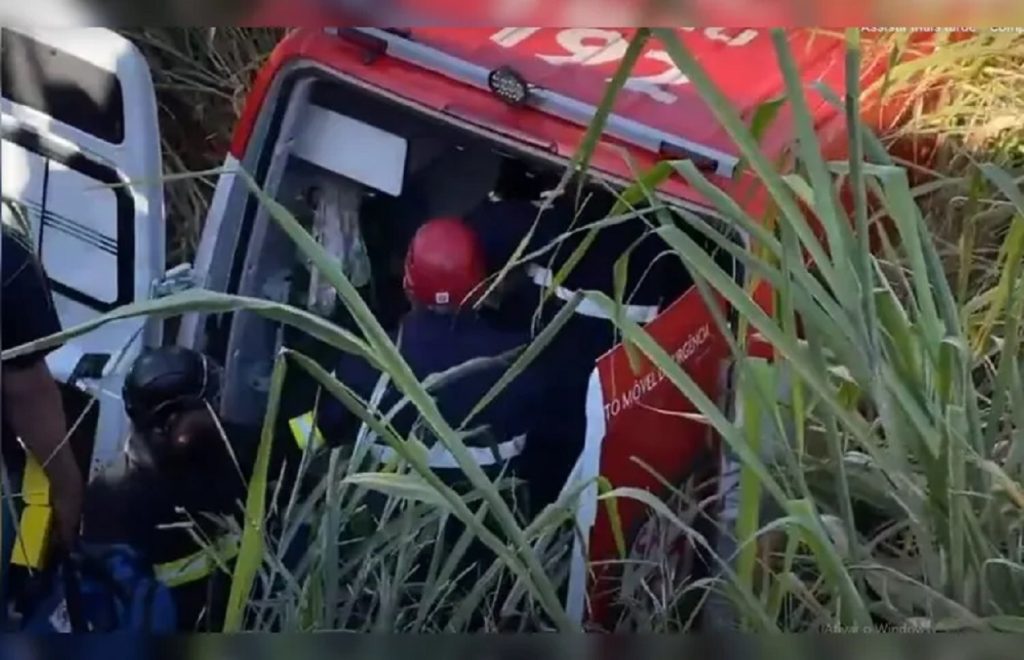 Ambulância do Samu cai em barranco e cinco pessoas ficam feridas em Astorga