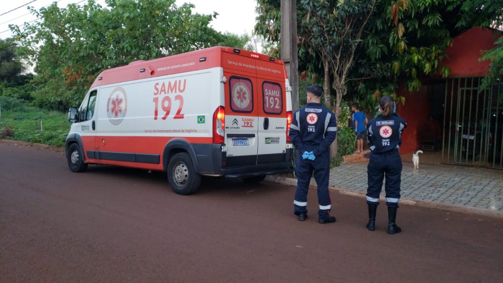 Conhece? pelado e andando no telhado, homem em surto desaparece no mato com a chegada do Samu, no Esmeralda