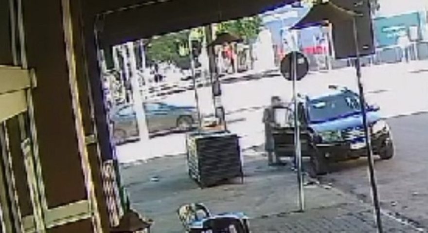 Câmera flagra ladrão furtando celular e dinheiro de veículo no Centro