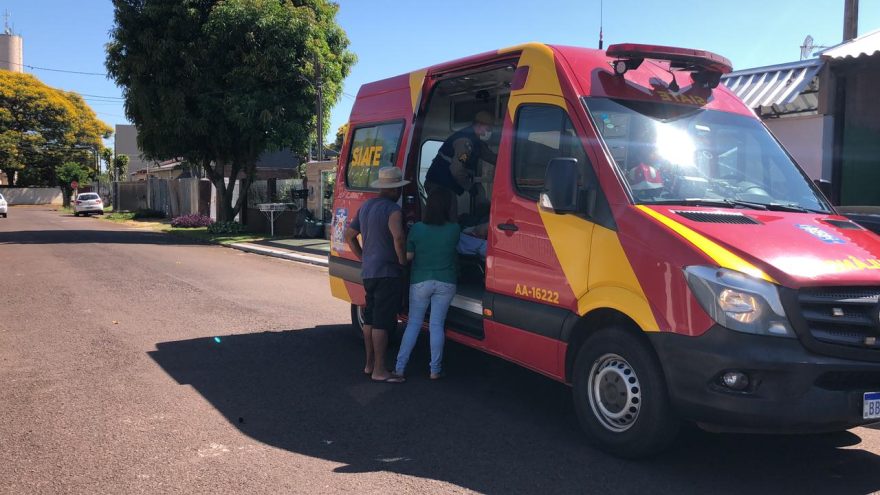 Idosa fratura o punho após cair na cozinha enquanto esquentava leite no fogão
